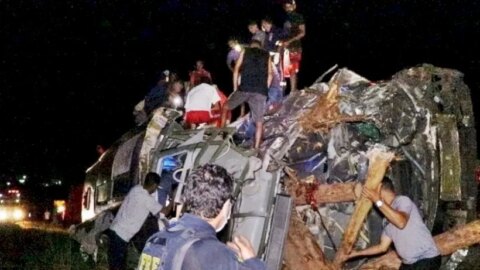 Acidente envolvendo ônibus, van e carreta deixa 12 mortos e pelo menos 17 feridos na BR-101