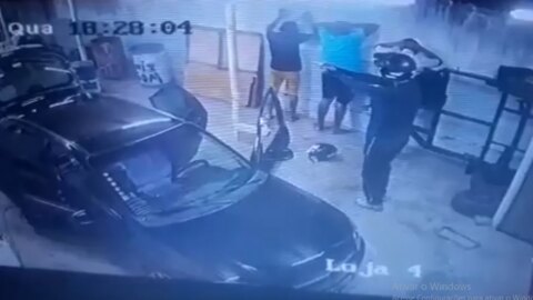 VÍDEO: Homens armados assaltam equipadora em Patos