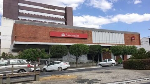 Cliente perde a paciência, danifica caixa eletrônico e dispara alarme antirroubo no Banco Santander, em Patos