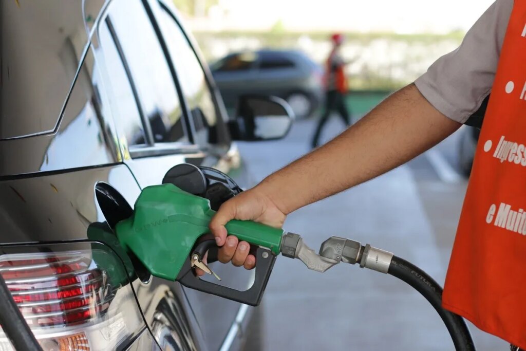 Preço da gasolina chega a R$ 6,25 na PB após volta de impostos federais aprovada pelo governo Lula