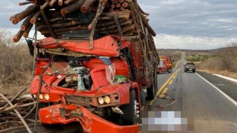 Colisão entre dois caminhões deixa um morto na BR-230, em Pombal