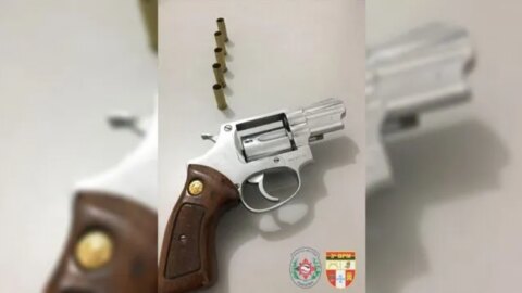 Homem é preso pela PM por porte ilegal após disparo de arma de fogo em via pública, na cidade de Patos