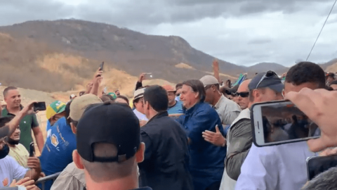 Bolsonaro é recebido por população durante inauguração de trecho da Transposição do Rio São Francisco, no Sertão da PB