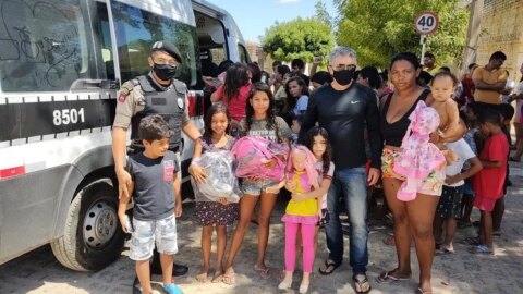 Polícia Militar realiza Operação Criança Feliz e distribui brinquedos e cestas básicas para crianças carentes em Patos