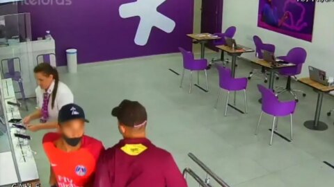 Homens assaltam loja da VIVO, no centro de Patos, e câmeras de segurança registram ação dos criminosos; Veja
