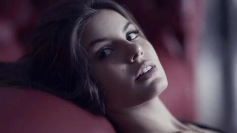 Camila Queiroz não faz mais parte do elenco de Verdades Secretas 2