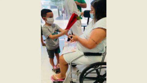 Mãe vítima de violência doméstica e que sofreu tiros se emociona ao receber visita de seu filho no Hospital Regional de Patos