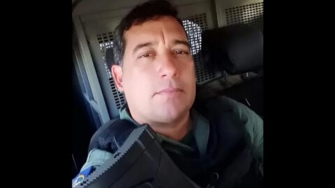 Policial morre e irmão fica gravemente ferido em acidente entre carro e van, na Paraíba