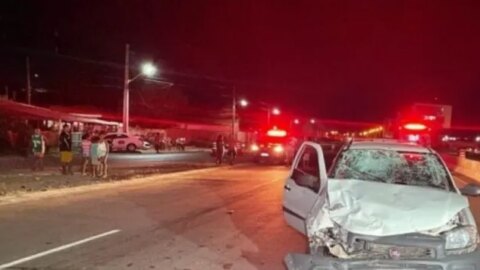 Motociclista morre e mulher fica ferida após tentarem atravessar rodovia e serem atropelados por carro na Paraíba