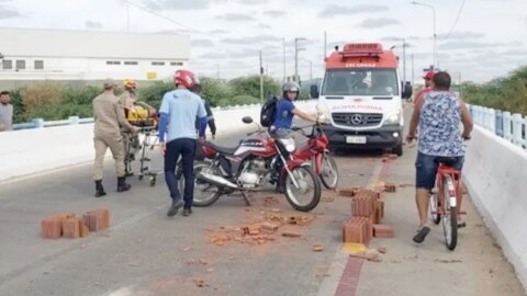 Motociclista fica ferida ao bater em carroça na Ponte do Jatobá, em Patos