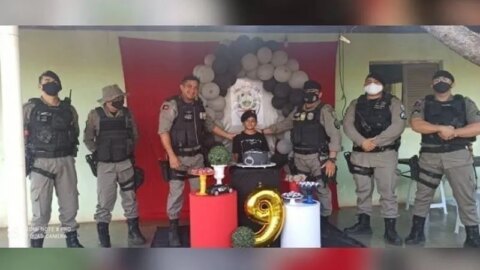 Fã da PM ganha surpresa de policiais durante festa de aniversário em Itaporanga