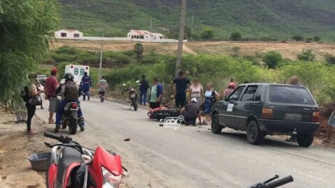 Motociclista quebra as duas pernas ao colidir com carro, em Coremas