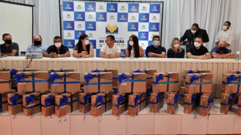 Prefeitura de Catingueira premia os professores da rede municipal de ensino com a entrega de notebooks