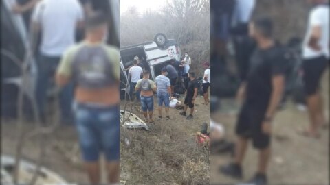 Veículo com Banda do cantor Gusttavo Lima capota em rodovia da Paraíba