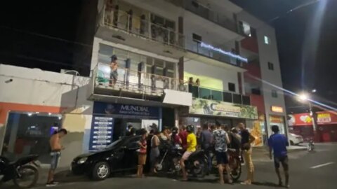 Jovem pode ter entrado em luta corporal antes de cair do 4º andar de prédio sobre carro no centro de Patos
