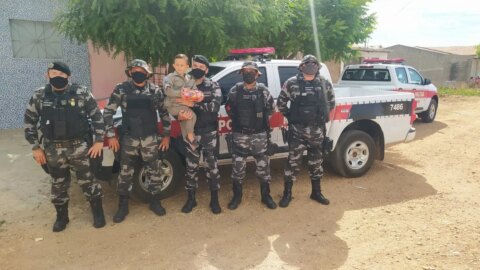 Policiais Militares homenageiam criança em Itaporanga