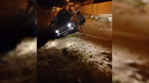 Carro cai dentro de buraco em Piancó e por pouco não tomba