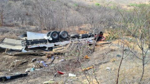 Caminhão capota na Serra de Santa Luzia e motorista fica preso às ferragens