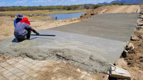Prefeitura de Catingueira recupera passagem molhada no zona rural