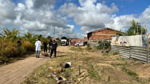 Jovem é morto com golpes de facão e tiros e mãe passa mal ao ver corpo do filho brutalmente assassinado, na PB