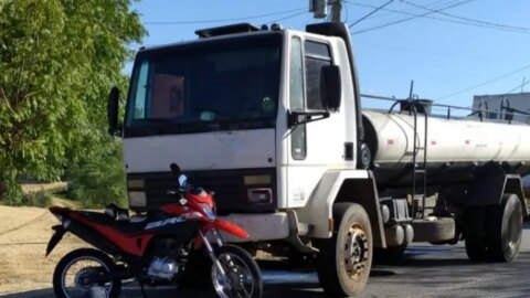 Motociclista fica ferido após bater em caminhão que trafegava na contramão, em Patos