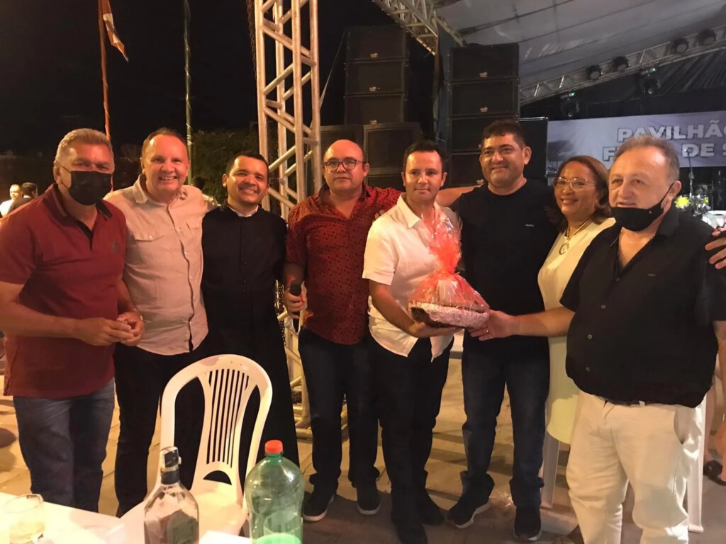 Leilão de galinha por R$ 7 mil entra para a história da festa de São Sebastião, em Catingueira