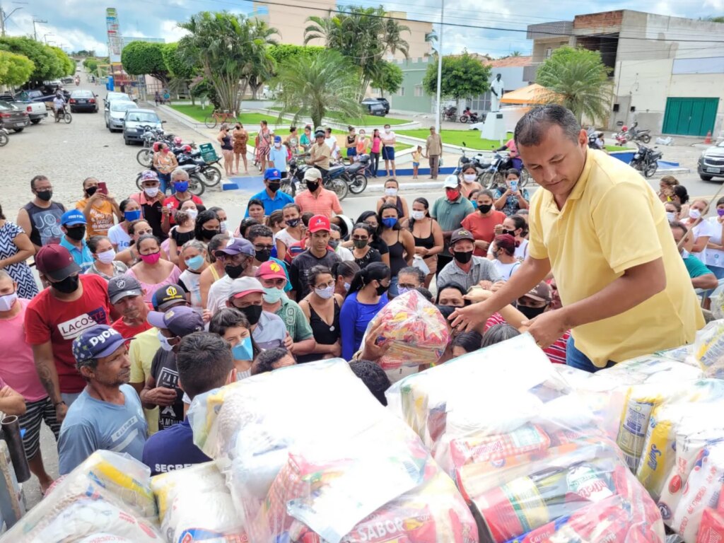 Ao lado de seu irmão, Prefeito de Catingueira distribui mais de 7 toneladas de alimentos