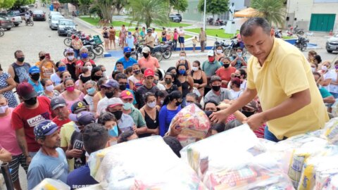 Ao lado de seu irmão, Prefeito de Catingueira distribui mais de 7 toneladas de alimentos