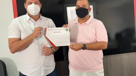 Taciano recebe certificado de reconhecimento do CREF pelos trabalhos em defesa da classe dos educadores físico