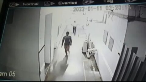 VÍDEO: Câmeras mostram suspeitos de matar paciente armados dentro do Hospital de Patos minutos antes do crime