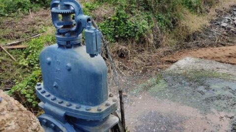 AESA realiza manobra de fechamento da comporta do Açude Cachoeira dos Cegos, em Catingueira