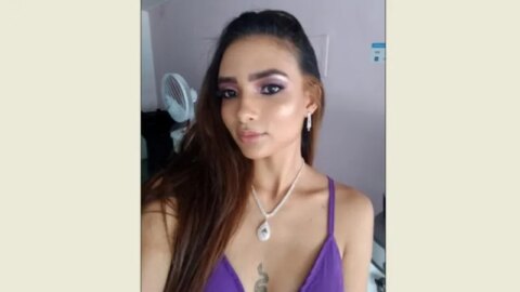 Jovem sofre várias escoriações pelo corpo ao ser atacada por cães e cair de moto no centro de Patos