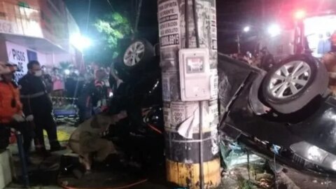 Duas pessoas morrem e outras duas ficam feridas após carro capotar e colidir em poste na Paraíba