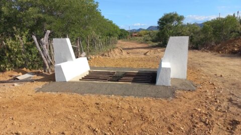 Prefeitura de Catingueira constrói um mata-burro e recupera uma passagem molhada na zona rural
