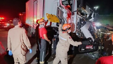 Caminhoneiro de 28 anos tem braço e perna dilacerados após colidir em outro caminhão, na Paraíba