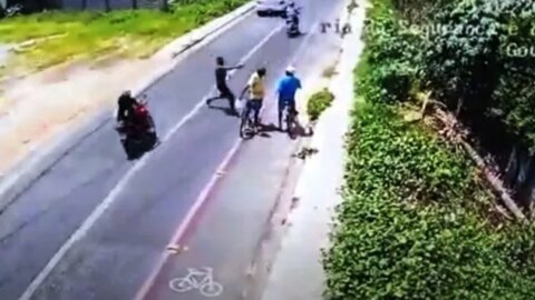 VÍDEO: Homem é morto a tiros e câmeras de segurança flagram crime, em Patos