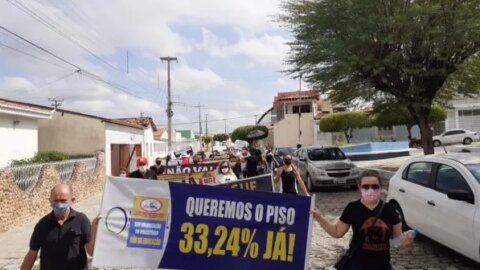 Professores de Piancó realizam caminhada e paralisam atividades reivindicando reajuste do piso salarial de 33,24%