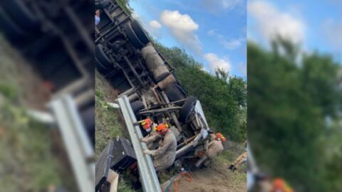 Carreta tomba na Serra de Santa Luzia e motorista fica gravemente ferido