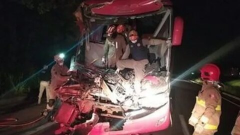 Duas pessoas morrem e pelo menos 14 ficam feridas em acidente envolvendo ônibus e carreta na Paraíba