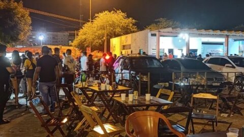 Depois de ser notificado 5 vezes, bar é interditado por promover aglomerações, em Patos