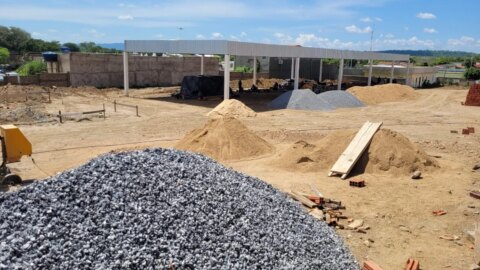 Construção da nova garagem da Prefeitura de Catingueira segue em ritmo acelerado