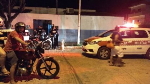 Professores vivem momentos de terror após homens invadirem escola durante reunião e ameaçar atirar, em Patos