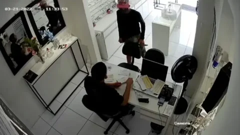 Homem armado com faca assalta ótica na manhã desta segunda (21), no centro de Patos