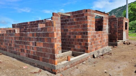 Prefeitura de Catingueira inicia construção de quatro casas de alvenaria através de convênio com a Funasa