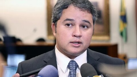 Efraim Filho rompe com governador e anuncia aliança com Pedro Cunha Lima