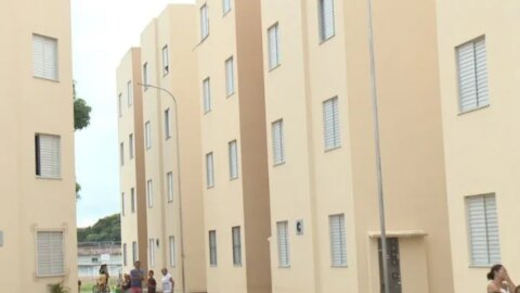 Criança de 2 anos cai de 3ª andar de prédio após mãe sair de casa e deixar três filhos sozinhos, na Paraíba
