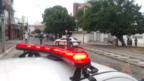 PM apreende armas, pessoas com mandados de prisão, drogas e veículos, em Patos