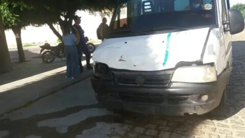 Motociclista fica gravemente ferido em acidente envolvendo van e moto em Patos