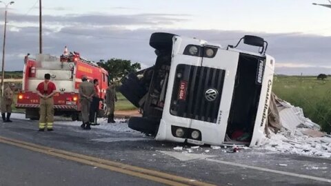 Caminhão tomba em BR na manhã desta segunda-feira (25), no Sertão da PB