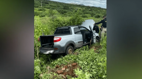 Dupla desobedece ordem de parada da PRF, capota veículo durante a fuga e foge a pé, na BR-230, em Pombal